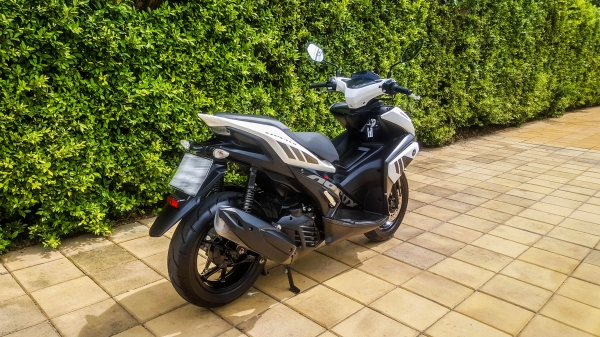 YAMAHA AEROX 155 สีขาว รถสวยใหม่ พร้อมใช้งาน เอกสารชุดโอนครบ วิ่งน้อย  ตัวรถสวยมาก