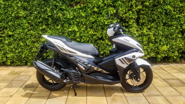 YAMAHA AEROX 155 สีขาว รถสวยใหม่ พร้อมใช้งาน เอกสารชุดโอนครบ วิ่งน้อย  ตัวรถสวยมาก