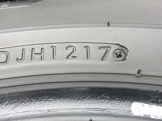 ยาง Bridgestone 215 55 17 ปี17 ดอกเต็ม ไม่มีปะ ใช้ยาว ราคาไม่แพงยาง