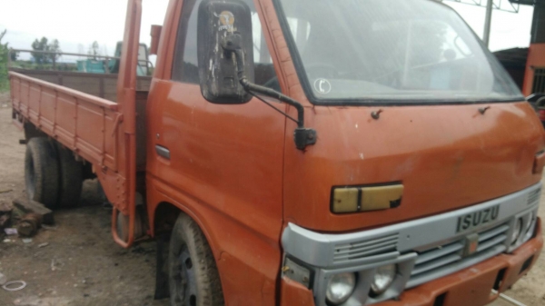 หกล้อISUZU 110แรง เครื่อง4BE1 เครื่องแน่น คัสชีพอได้ หัวไม่ผุ เอกสารม.79ราคา78,000บ. อยู่อยุธยา โทร0