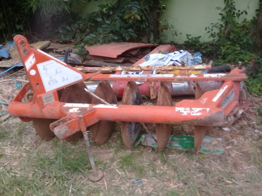 ขายรถไถ 47  แรง ปี  55 อุปกรณ์ครบเครื่องดีเกียร์ดีไม่หอนราคาต่อรองได้