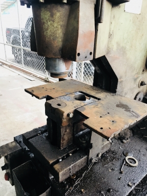 ขายเครื่องตัดเจาะอเนกประสงค์70ตันใต้หวันไฮโดรลิคราคาเบาๆๆครับ