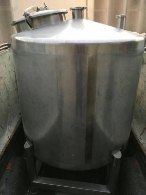 ถังกวน (ถังสแตนเลส) ขนาด 1000 L. มีทั้งหมด 4 ใบ สวยใสกิ้งเลยครับ คัดมาแล้ว มารับที่ร้านหรือให้ส่ง โทรเลยครับ