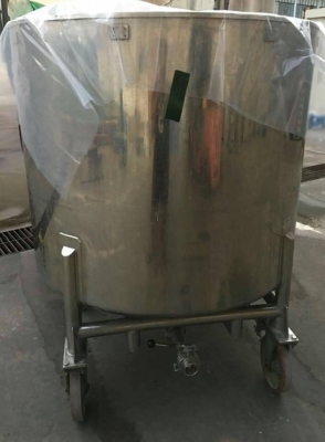 ถังกวน (ถังสแตนเลส) ขนาด 1000 L. มีทั้งหมด 4 ใบ สวยใสกิ้งเลยครับ คัดมาแล้ว มารับที่ร้านหรือให้ส่ง โทรเลยครับ