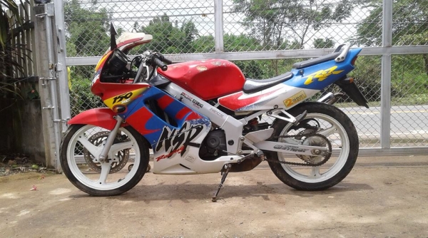 ขาย NSR150 rrw เล่มพร้อมชุดโอนเครื่องดีภาษีขาดชุดสีต้องไปเก็บสีเหมาะเอาไปปั้นขายตามสภาพ 11900