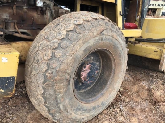 ขาย 395,000 รถบด 10 ตัน DYNAPAC CA25-II  ( 2 เพลา ) 2 เปลือก หนามหุ้มเรียบ  ถอดออกไว้ เฟืองปลายมอเตอร์แตก) เครื่อง คามินท์ (Turbo เสีย) ระบบสั่นสะเทือนพร้อมใช้งาน เอกสารเล่มทะเบียน  รถอยู่  อุดรธานี  โทร 0610710295  สนใจ รายการสินค้า อื่นๆ ที่ เว็ปไชค์ Tr