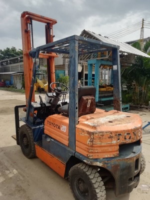 โฟล์คลิฟท์ Toyota รุ่น 5 ยกสูง 4 เมตร ยก 2 - 2.5 ตัน