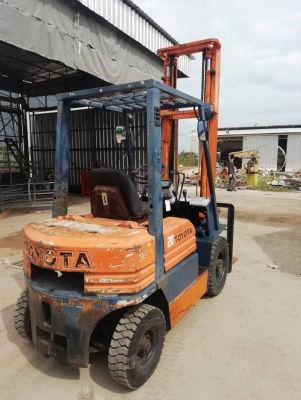 โฟล์คลิฟท์ Toyota รุ่น 5 ยกสูง 4 เมตร ยก 2 - 2.5 ตัน