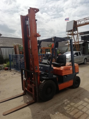 โฟล์คลิฟท์ Toyota รุ่น 5 ยกสูง 4 เมตร ยก 2 - 2.5 ตัน