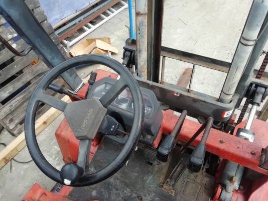 โฟล์คลิฟท์ Nissan FG20 เสายก 4.5 เมตร ล้อหน้าคู่ เกียร์ออโต้ โฟล์คลิฟท์ Nissan FG20 เสายก 4.5 เมตร ล้อหน้าคู่ เกียร์ออโต้