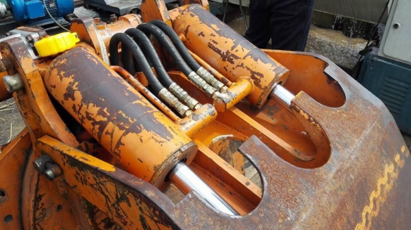 ปากคีบงานเก่านอก การทำงาน 4 ทิศทาง มีมอเตอร์ไฮดรอลิคหมุนรอบตัวได้ ปากคีบงานเก่านอก การทำงาน 4 ทิศทาง มีมอเตอร์ไฮดรอลิคหมุนรอบตัวได้