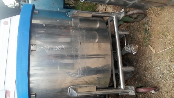 ขาย ถังสแตนเลสมือสองหนาอย่างดีคะ 1000ลิตร สวย พร้อมใช้ค่ะ