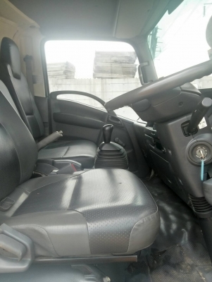 Isuzu NPRหกล้อตู้2บานปี2555