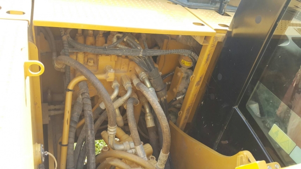 ขายรถแบคโฮ CAT 318D2 ไมล์ 3700 ชม.ราคา 1950000