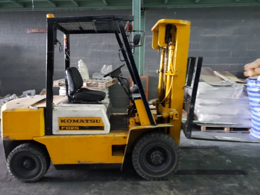 ฝากขายค่ะ รถยกโคมัสสึรุ่น10 น้ำหนักยก2.5 ตัน เสาเข้าตู้สูง 4.75  เมตร เครื่องดีเซล เกียร์ออโต้