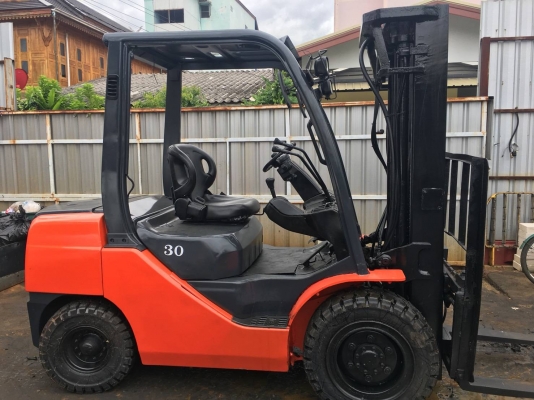 +++ ขายโฟล์คลิฟท์  TOYOTA 8FG30  ขนาด 3  ตัน เสา 4 เมตร  3 ท่อน  เครื่องยนต์ดีเซล  เกียร์ธรรมดา  ยางตันใหม่