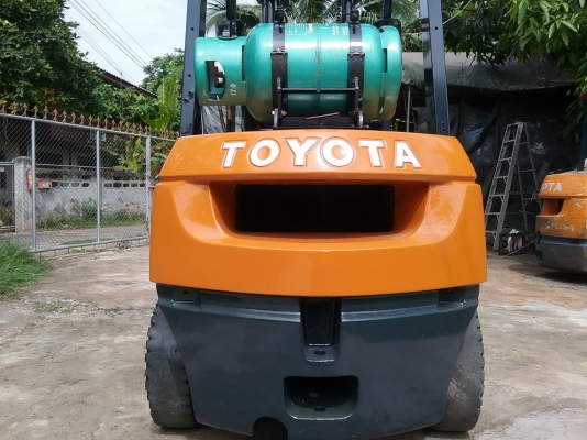 ด่วนFORKLIFTรุ่นใหม่TOYOTAรุ่น7FG25เสาสูง4เมตรขนาด2.5ตันสภาพสวยใช้งานได้ดี