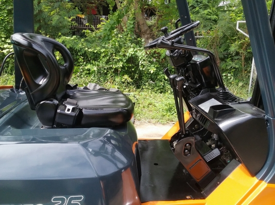 ด่วนFORKLIFTรุ่นใหม่TOYOTAรุ่น7FG25เสาสูง4เมตรขนาด2.5ตันสภาพสวยใช้งานได้ดี