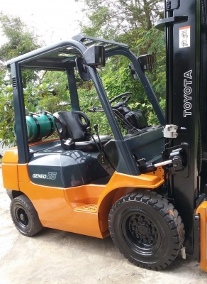 ด่วนFORKLIFTรุ่นใหม่TOYOTAรุ่น7FG25เสาสูง4เมตรขนาด2.5ตันสภาพสวยใช้งานได้ดี