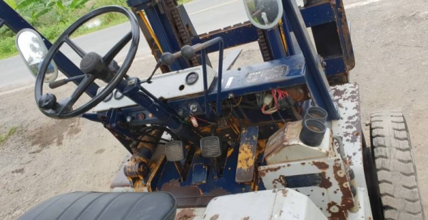 ขายด่วนรถยกดีเซลKOMATSU FD20-10 ยกได้2ตันยกสูง3เมตรเกียออโต้รถนอกเพิ่งนำเข้ามายังไม่เคยใช้งานในเมืองไทยเลย