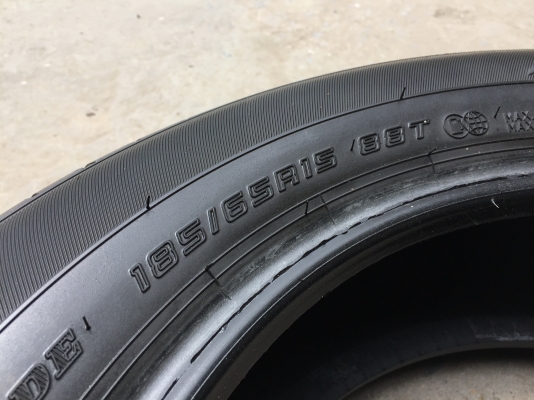 ยาง DUNLOP 185-65-15 ปี 17 ครบชุด 4 เส้น 3500 สภาพสวยๆไม่บวมไม่กินข้าง ดอกยางเหลือเยอะเอาไปวิ่งกันใด ยาง DUNLOP 185-65-15 ปี 17 ครบชุด 4 เส้น 3500 สภาพสวยๆไม่บวมไม่กินข้าง ดอกยางเหลือเยอะเอาไปวิ่งกันใด
