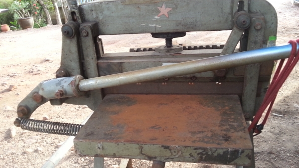 ขายแท่นตัดมือโยก 14นิ้ว งานเก่าเก็บ 8,500  ราคานี้มารับเอง หนัก100กว่า กก.