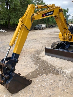 ขายแบ็คโฮ เก่าญี่ปุ่น KOMATSU PC 20-6 3D84 เครื่องยนต์ดีเซล 3 สูบ ปั้มเฟือง 3 ตอน เครื่องเงียบ ปั้มแรงไม่โหลด เอวแน่น บูมอาร์มสวย บุ้งกี๋ใบดันสวย รถนอกนำเข้าเก่าญี่ปุ่น มือ 1 ไทย สภาพเดิมๆ พร้อมใช้งาน ส่งฟรี ☎️089-8481692,088-7197516รถสภาพสวย เก่าญี่ปุ่น