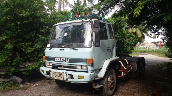 หัวลากคัสซี210 เครื่องEM100 เกียร์อีตั๊น 220แรงเพลาเดียว