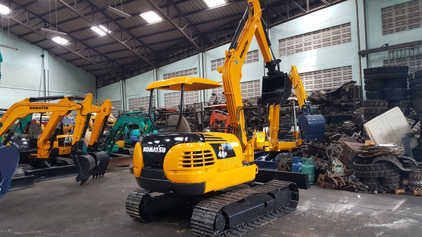 ขาย รถขุด KOMATSU รุ่น PC40R-8- มือสองญี่ปุ่น แทรกเหล็ก สลัก บูทเอวแน่น 100\% ปั้มนิ้ว คอนโทรลสั้น ทำงานไว สวยพร้อมใช้งาน มือถือ 0818753444