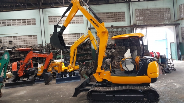 ขาย รถขุด KOMATSU รุ่น PC40R-8- มือสองญี่ปุ่น แทรกเหล็ก สลัก บูทเอวแน่น 100\% ปั้มนิ้ว คอนโทรลสั้น ทำงานไว สวยพร้อมใช้งาน มือถือ 0818753444