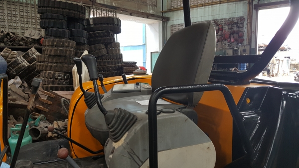 ขาย รถขุด KOMATSU รุ่น PC40R-8- มือสองญี่ปุ่น แทรกเหล็ก สลัก บูทเอวแน่น 100\% ปั้มนิ้ว คอนโทรลสั้น ทำงานไว สวยพร้อมใช้งาน มือถือ 0818753444