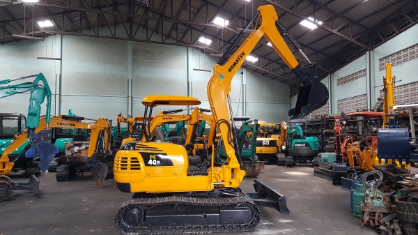 ขาย รถขุด KOMATSU รุ่น PC40R-8- มือสองญี่ปุ่น แทรกเหล็ก สลัก บูทเอวแน่น 100\% ปั้มนิ้ว คอนโทรลสั้น ทำงานไว สวยพร้อมใช้งาน มือถือ 0818753444