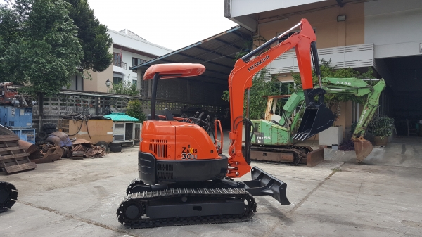 ขาย รถขุด HITACHI รุ่น ZX30 มือสองญี่ปุ่น แทรกเหล็ก สลัก บูทเอวแน่น 100\% ปั้มนิ้ว คอนโทรลสั้น ทำงานไว สวยพร้อมใช้งาน มือถือ 0818753444