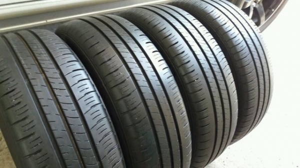 ขายยาง Dunlop 185 65 15 ปี 17 ขายยาง Dunlop 185 65 15 ปี 17