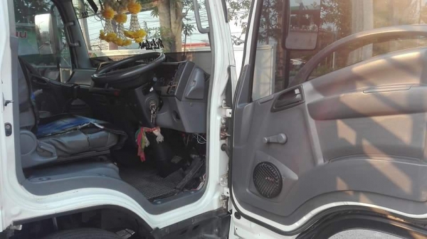 ขาย 6 ล้อ isuzu 150 NPR รถห้างเเท้ยาว 5 เมตร สภาพเดิมๆสวยๆพร้อมใช้งาน