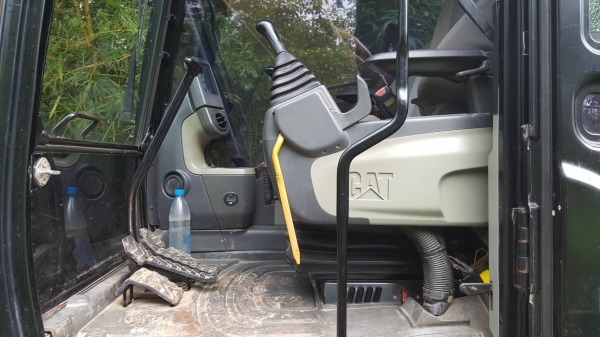 ขาย แบคโฮ CAT 318D2 L ออกห้างมือเดียวปี 58 รถสวยเต็มทุกระบบ ใช้งานน้อยแค่ 6,XXX ชม. เอกสารสัญญาซื้อขายจากบริษัท