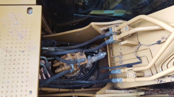 ขาย แบคโฮ CAT 318D2 L ออกห้างมือเดียวปี 58 รถสวยเต็มทุกระบบ ใช้งานน้อยแค่ 6,XXX ชม. เอกสารสัญญาซื้อขายจากบริษัท