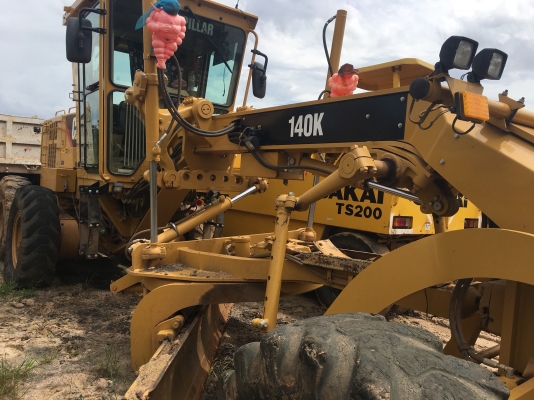 รถเกรด CAT.140 K ทำงาน 2 พันกว่า ชม.เอกสารเล่มทะเบียนราคา 4,700,000