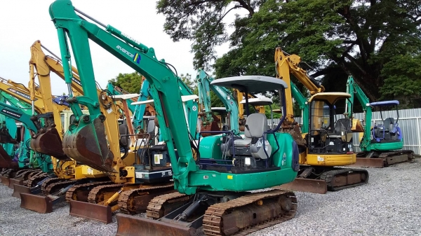 ต้องการขายรถขุดยี่ห้อ. KOMATSU-PC30R-8รถนอกนำเข้าจากญี่ปุ่น