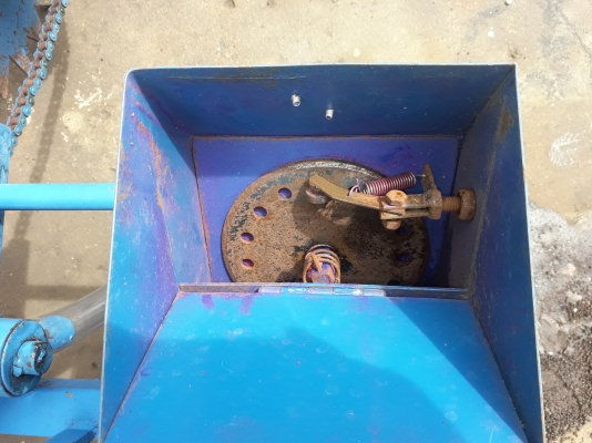 ขายเครื่อง หยอดข้าวโพด ใส่รถไถเดินตามหรือใส่รถนั่งขับสภาพยังให่มอยู่ครับ