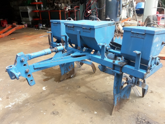 ขายเครื่อง หยอดข้าวโพด ใส่รถไถเดินตามหรือใส่รถนั่งขับสภาพยังให่มอยู่ครับ