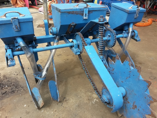 ขายเครื่อง หยอดข้าวโพด ใส่รถไถเดินตามหรือใส่รถนั่งขับสภาพยังให่มอยู่ครับ