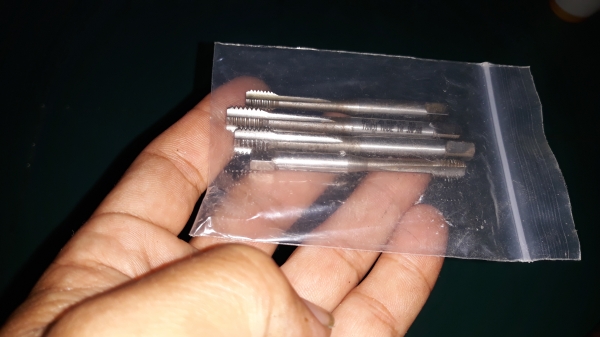 ขายดอกต๊าปเกลียวชุด4ตัว MADE IN JAPAN. ขายดอกต๊าปเกลียวชุด4ตัว MADE IN JAPAN.