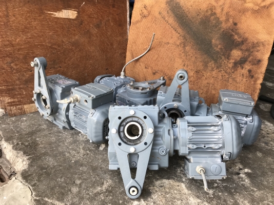 ( เหลือ 2ตัวครับ )ขายมอเตอร์เกียร์ SEW eurodrvie 1/2HP. 380V อัตราทด 1:158 เพลาออกประมาณ 8.7รอบต่อนาที รอบช้าแรงบิดเยอะ สภาพสวยมาก หมุนนิ่ม พร้อมใช้งาน มี 4ตัว