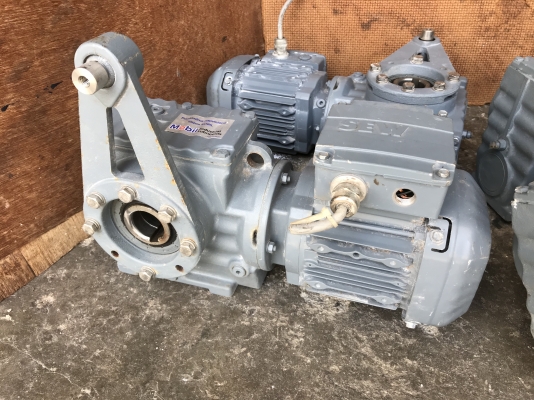 ( เหลือ 2ตัวครับ )ขายมอเตอร์เกียร์ SEW eurodrvie 1/2HP. 380V อัตราทด 1:158 เพลาออกประมาณ 8.7รอบต่อนาที รอบช้าแรงบิดเยอะ สภาพสวยมาก หมุนนิ่ม พร้อมใช้งาน มี 4ตัว ( เหลือ 2ตัวครับ )ขายมอเตอร์เกียร์ SEW eurodrvie 1/2HP. 380V อัตราทด 1:158 เพลาออกประมาณ 8.7รอบต่อนาที รอบช้าแรงบิดเยอะ สภาพสวยมาก หมุนนิ่ม พร้อมใช้งาน มี 4ตัว