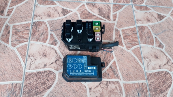 กล่องฟิวส์ ในห้องเครื่อง