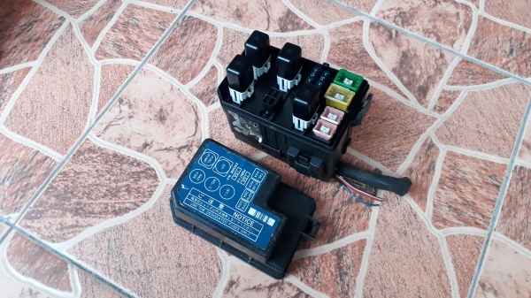 กล่องฟิวส์ ในห้องเครื่อง