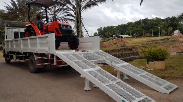 ขายรถ 6 ล้อ ISUZU FRR210 + บันไดไฮโดรลิค ใช้น้อยมาก