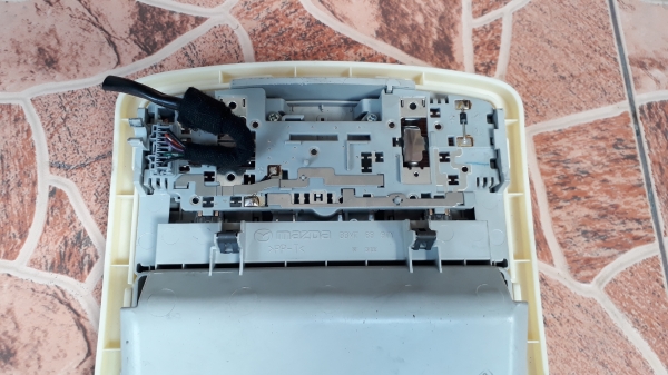 ไฟส่องแผนที่พร้อมกล่องแว่นตา Mazda