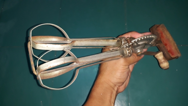 ขายที่ปั่นขนมผสมแป้งแบบมือหมุนMADE IN AUSTRARIA. ขายที่ปั่นขนมผสมแป้งแบบมือหมุนMADE IN AUSTRARIA.